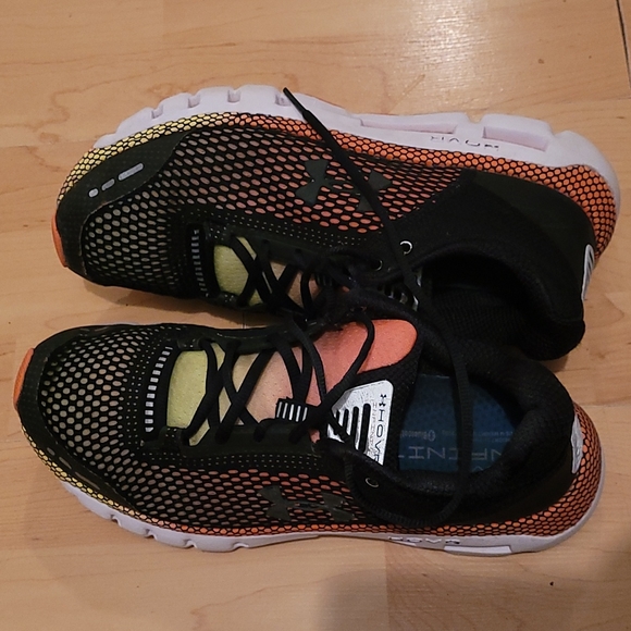 UNDER ARMOUR SHOES - Picture 1 of 5